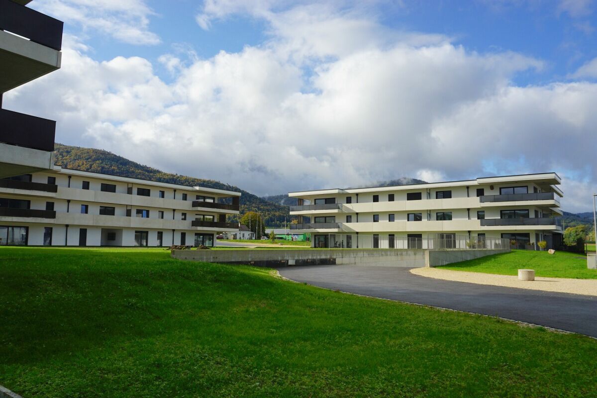 Moderne Wohnanlage mit Grünfläche