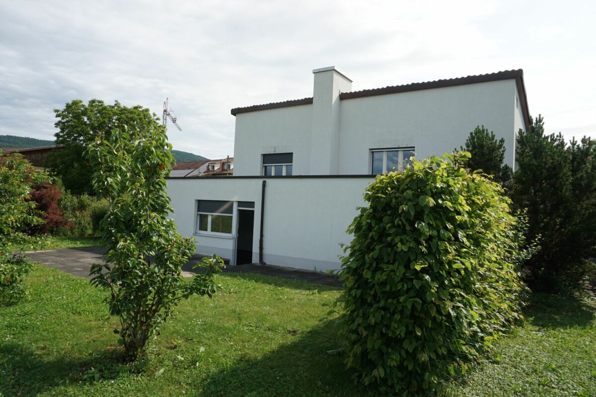 Modernes Einfamilienhaus mit Garten