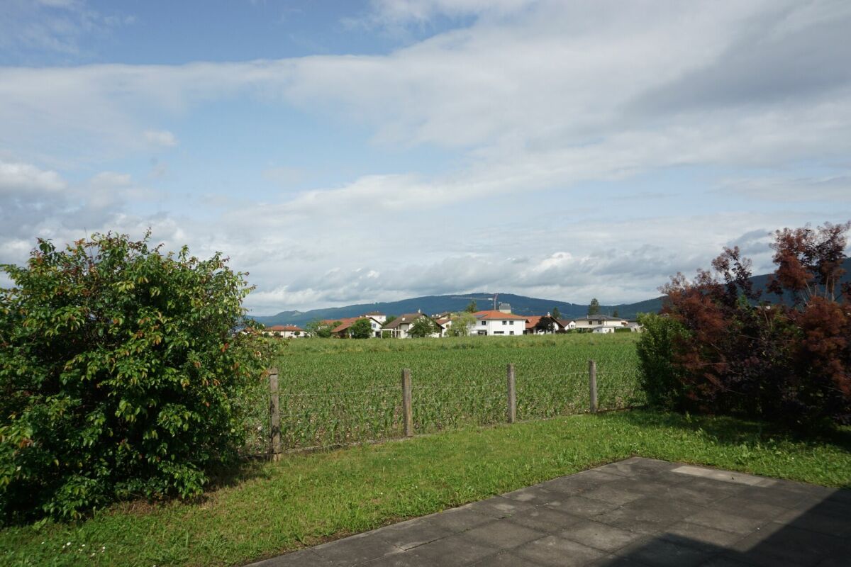 Garten mit Fernblick auf Häuser und Berge