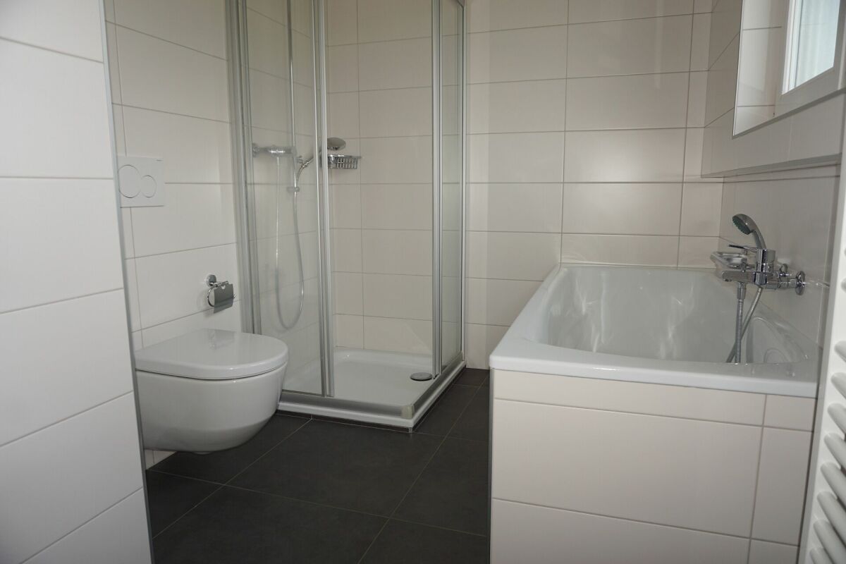 Badezimmer mit Dusche, Badewanne und WC