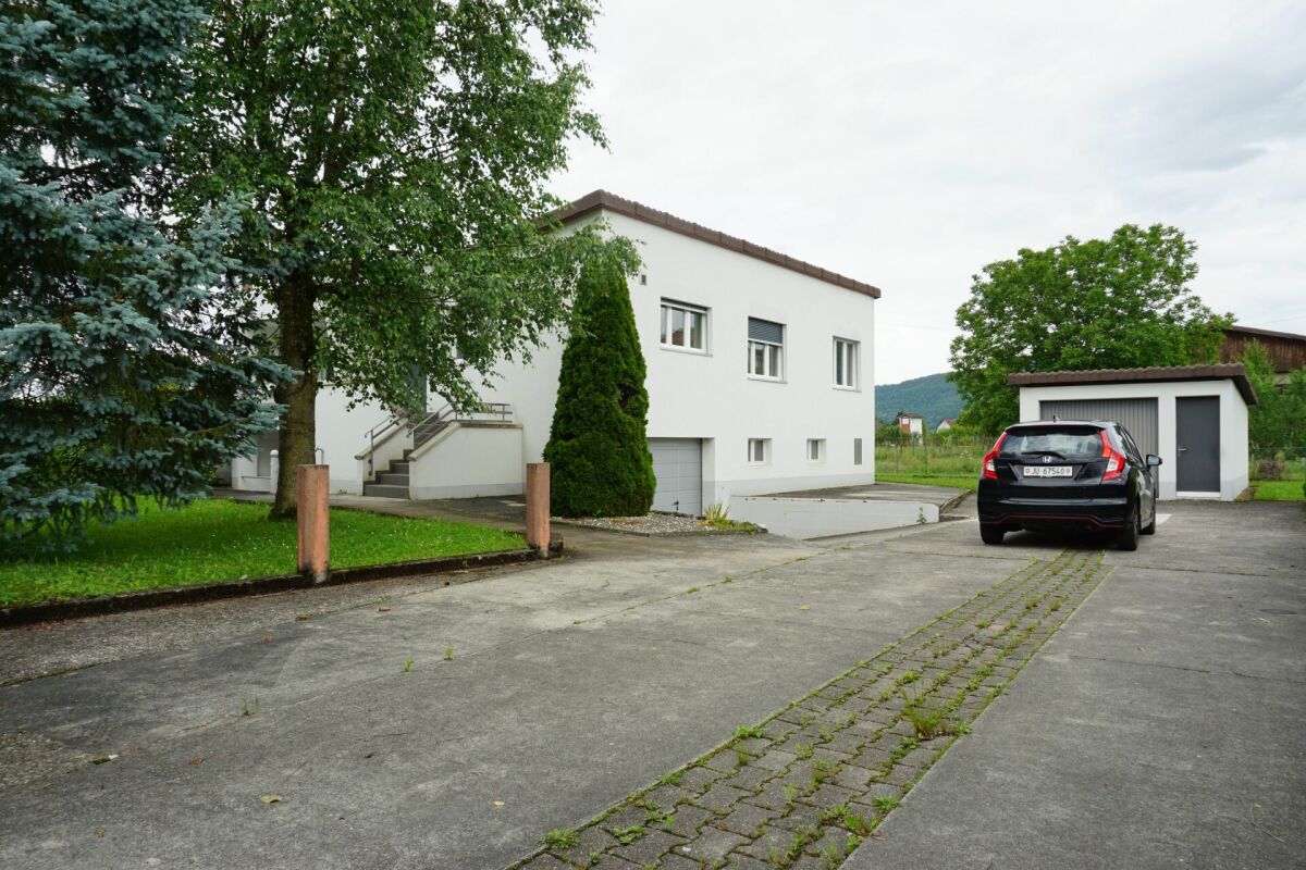 Außenansicht eines Einfamilienhauses mit Garage und Auffahrt