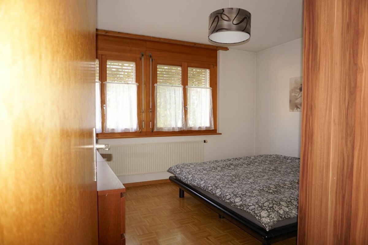 Schlafzimmer mit Holzfenstern