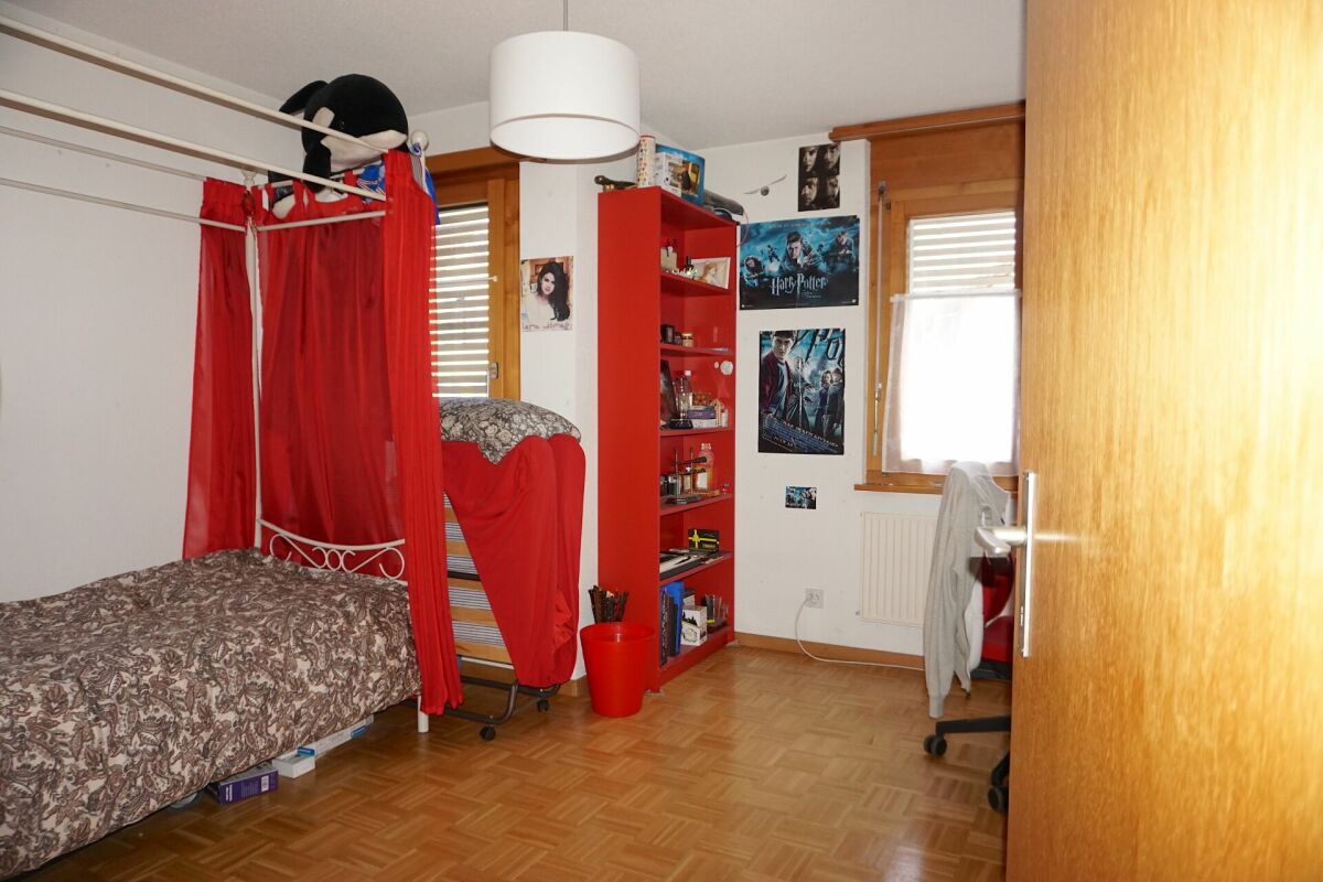 Schlafzimmer mit roter Akzentfarbe