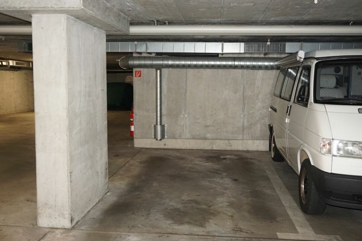 Tiefgarage mit Parkfahrzeug