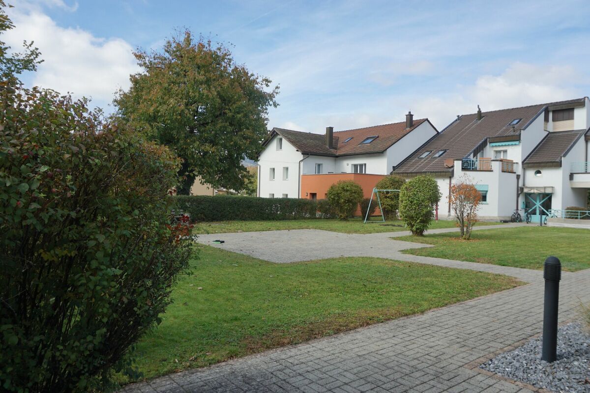 Wohnanlage mit Garten und Reihen-/Mehrfamilienhäusern