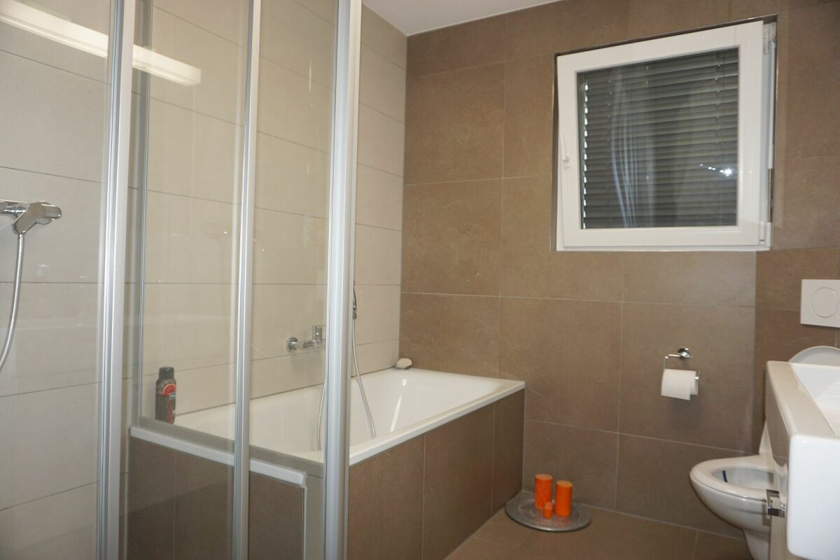 Modernes Badezimmer mit Badewanne und WC