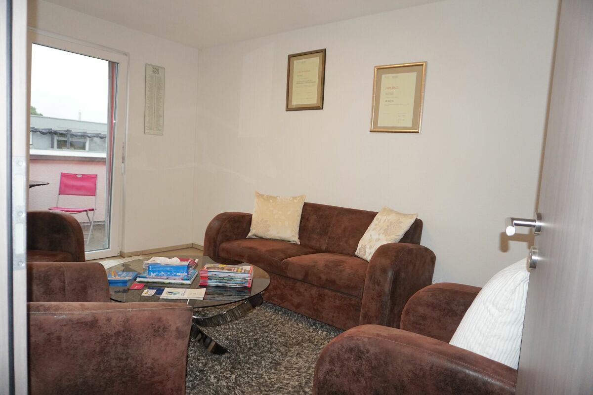 Wohnzimmer mit Balkonblick