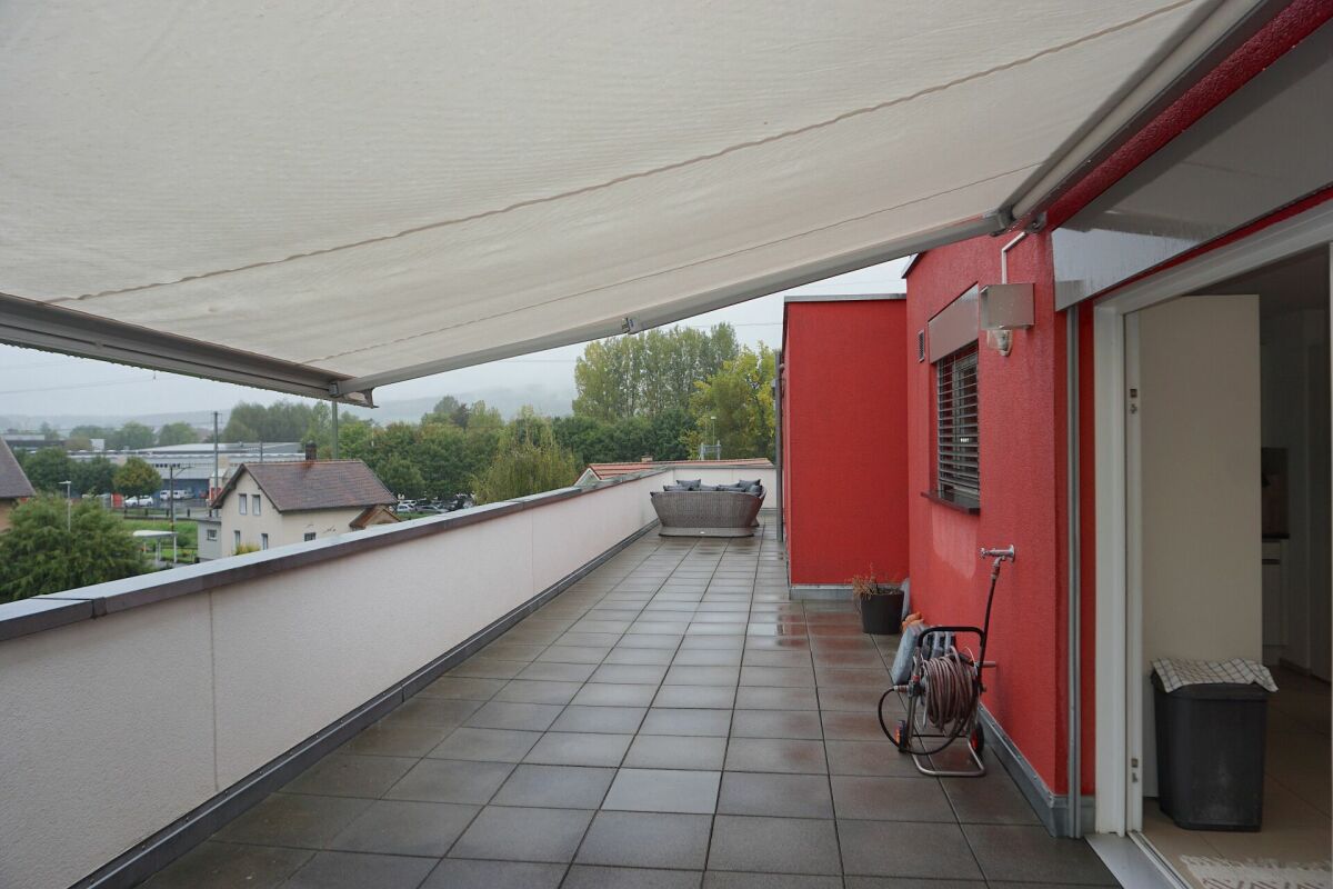Große Dachterrasse mit Markise