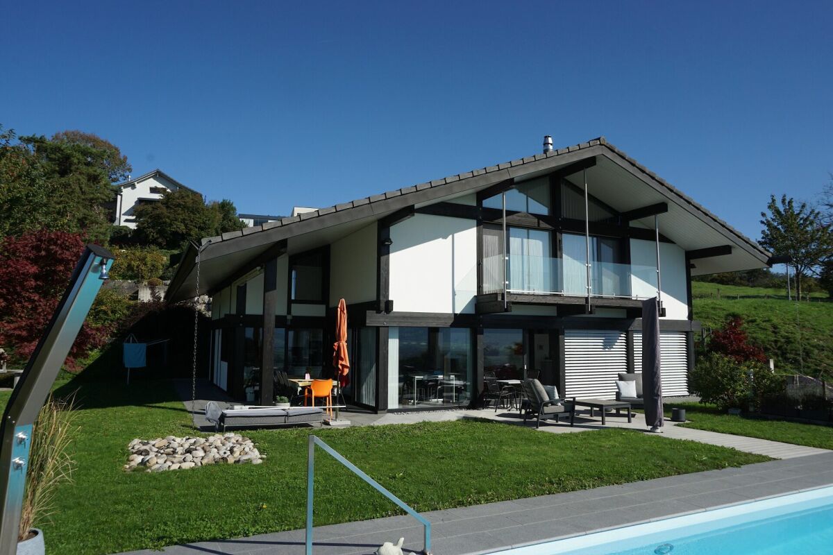 Modernes Einfamilienhaus mit Pool und Garten