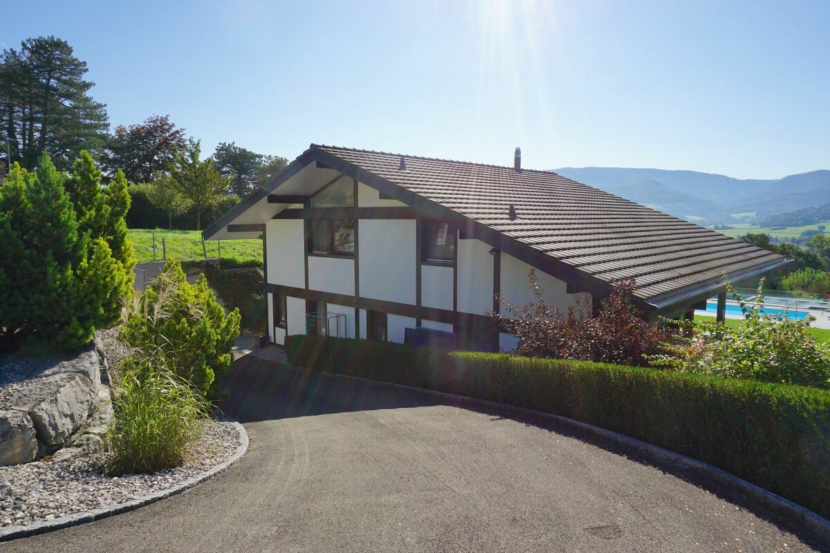 Modernes Einfamilienhaus mit Bergblick