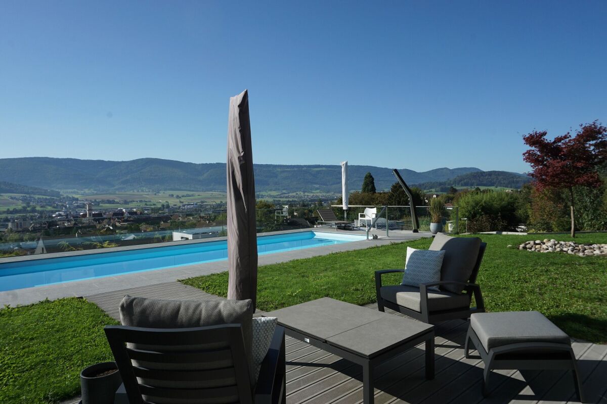 Poolterrasse mit Bergblick