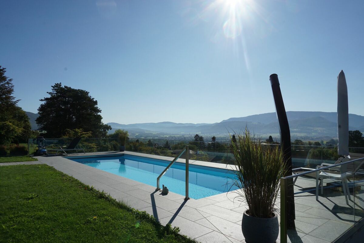 Poolterrasse mit Bergblick
