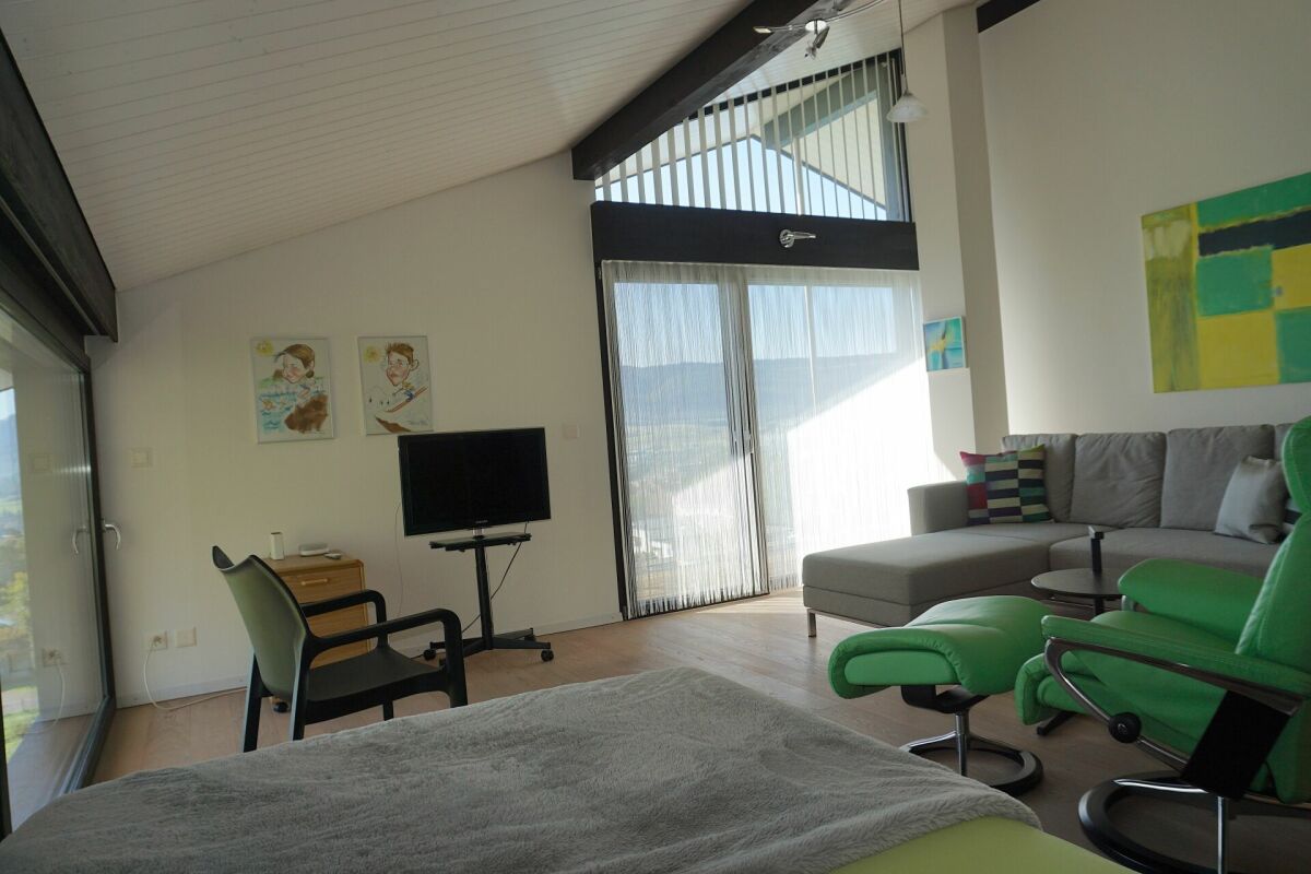 Offener Wohnraum mit Panoramafenster