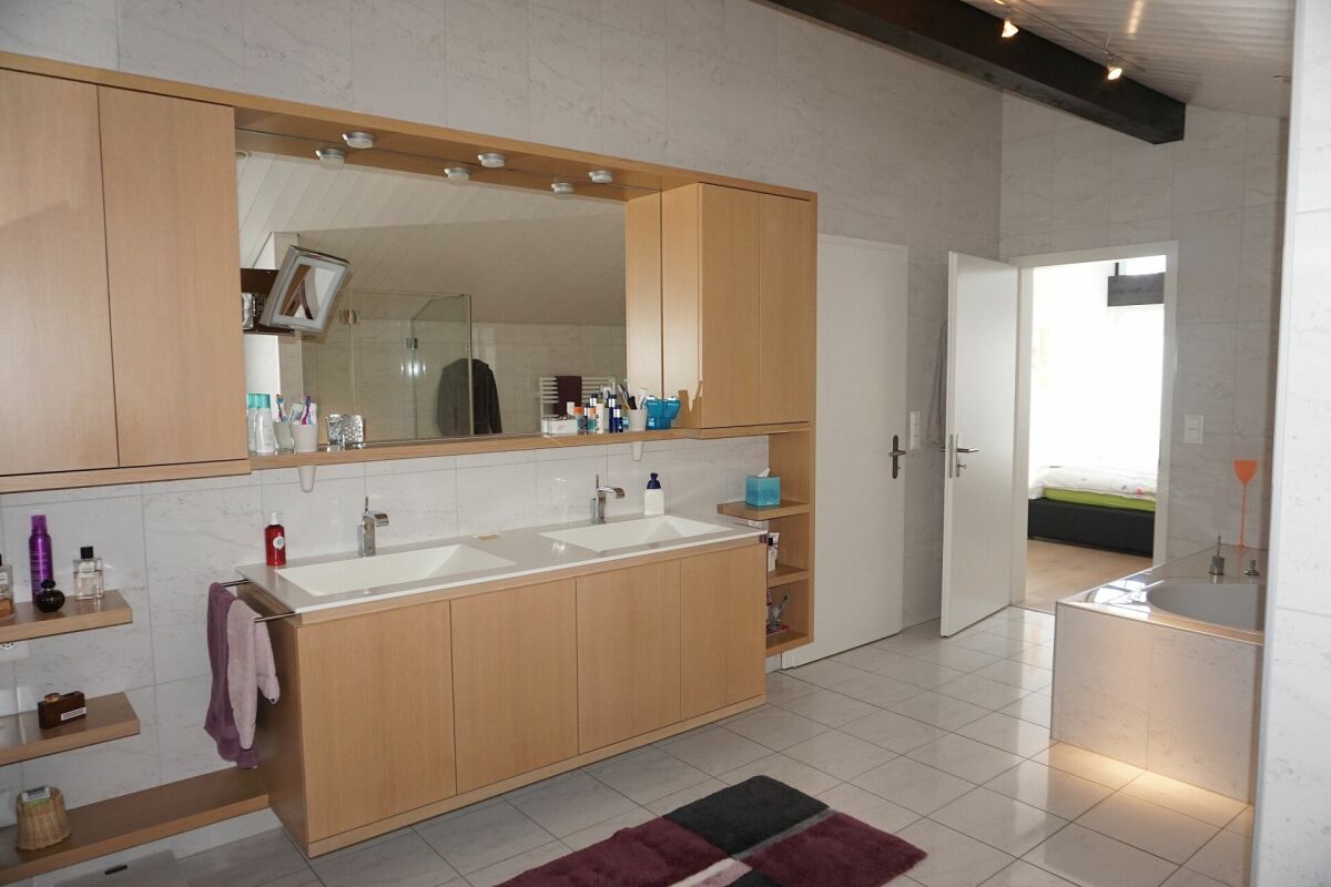 Modernes Badezimmer mit Doppelwaschtisch und Badewanne