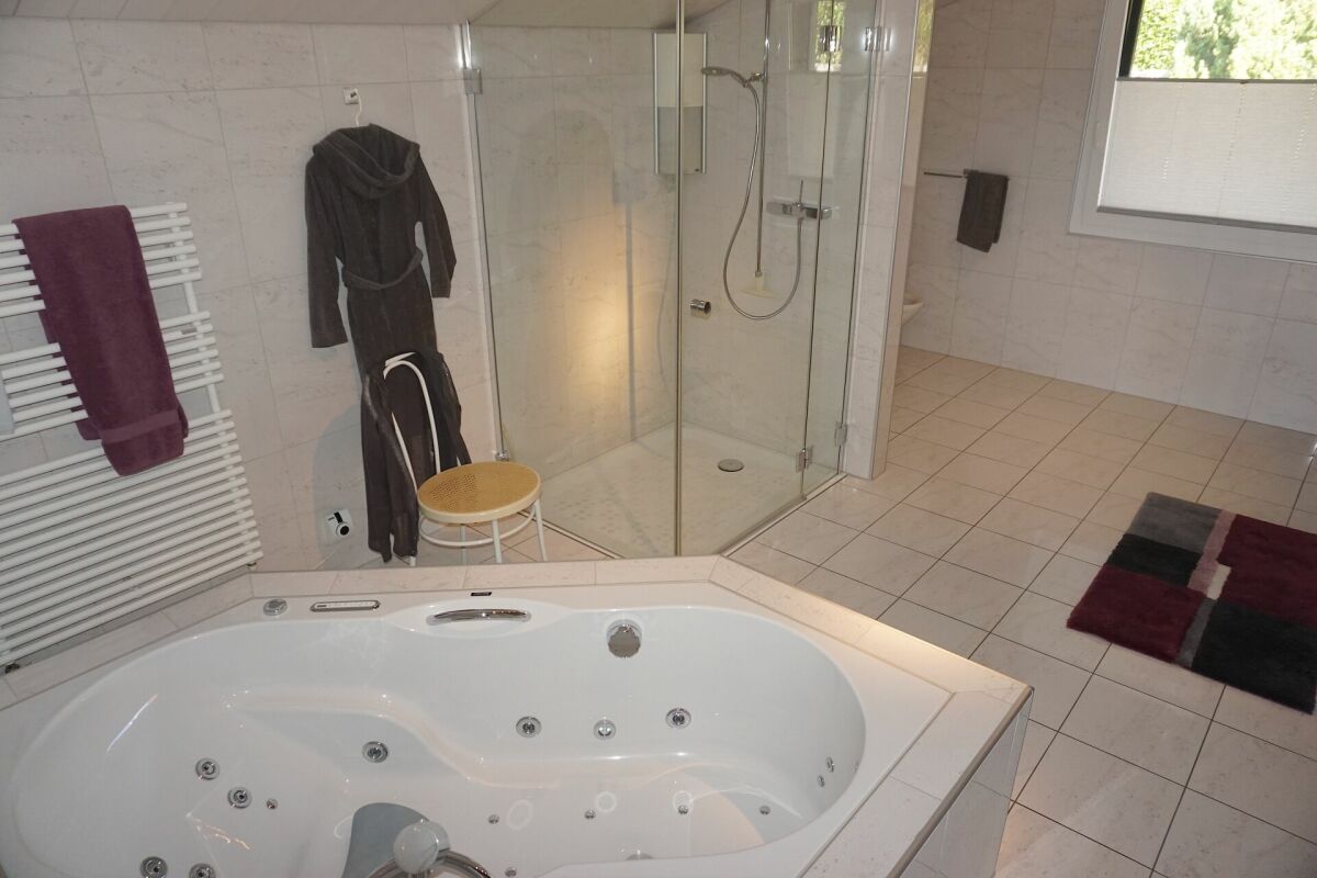 Modernes Badezimmer mit Eckbadewanne und Duschbereich