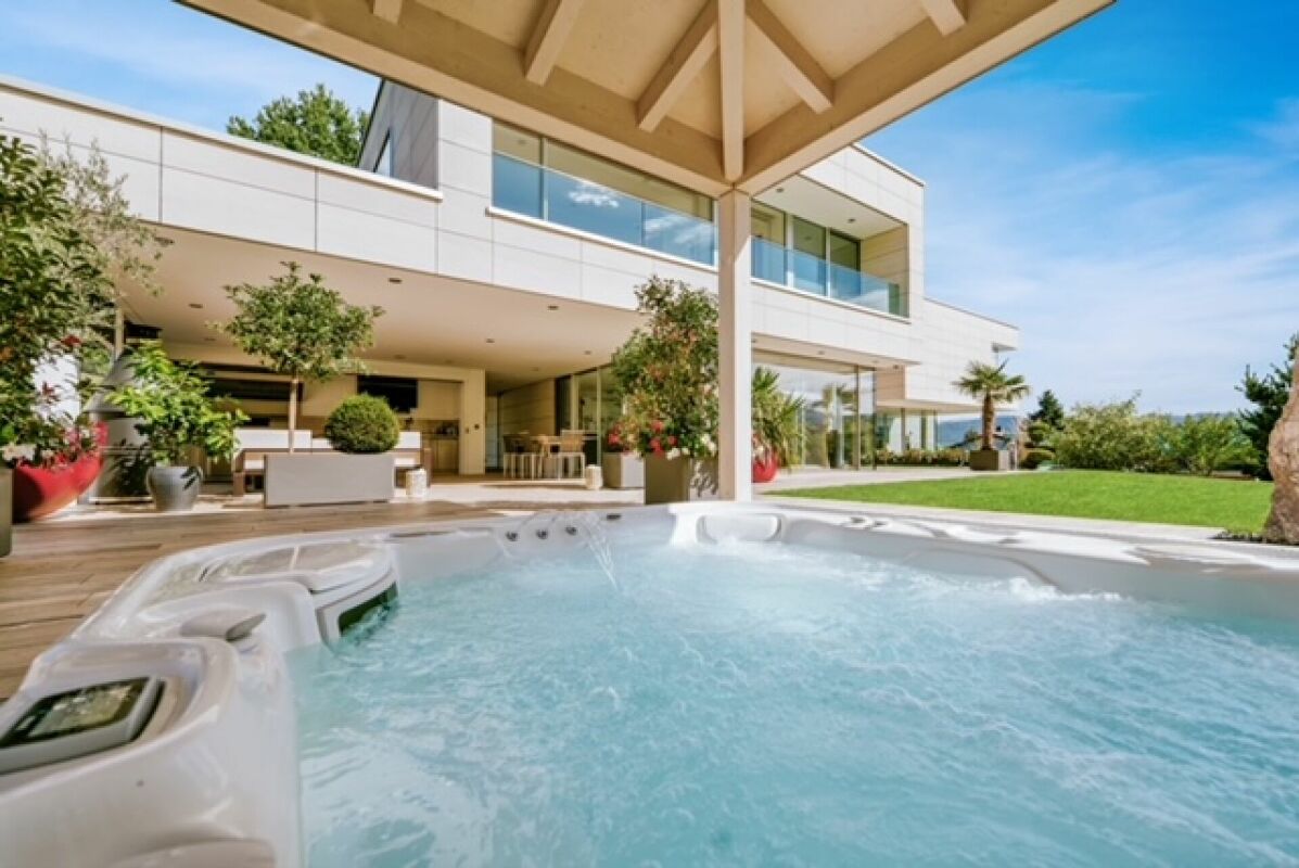 Luxuriöser Außenbereich mit Whirlpool und moderner Villa