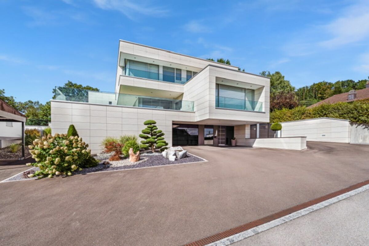 Moderne Luxusvilla mit großer Zufahrt