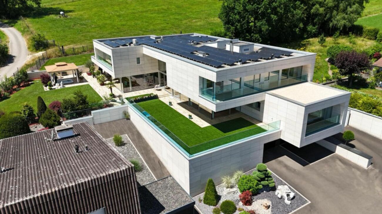 Moderne Villa mit Dachterrasse und Poolanlage