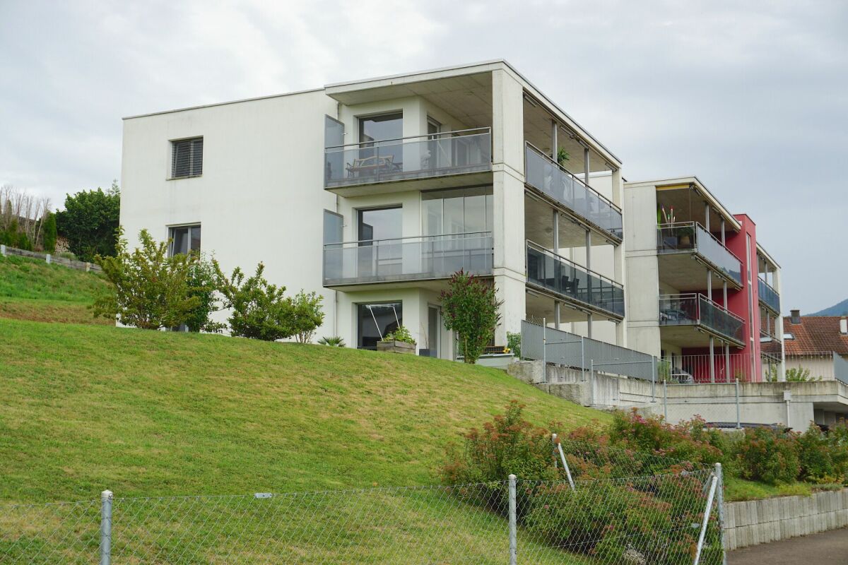 Mehrfamilienhaus mit Balkonen am Hang