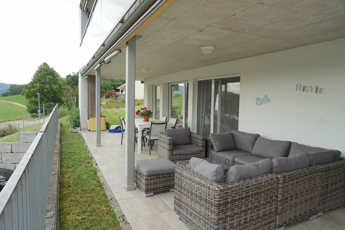 Überdachte Terrasse mit Sitzgruppe