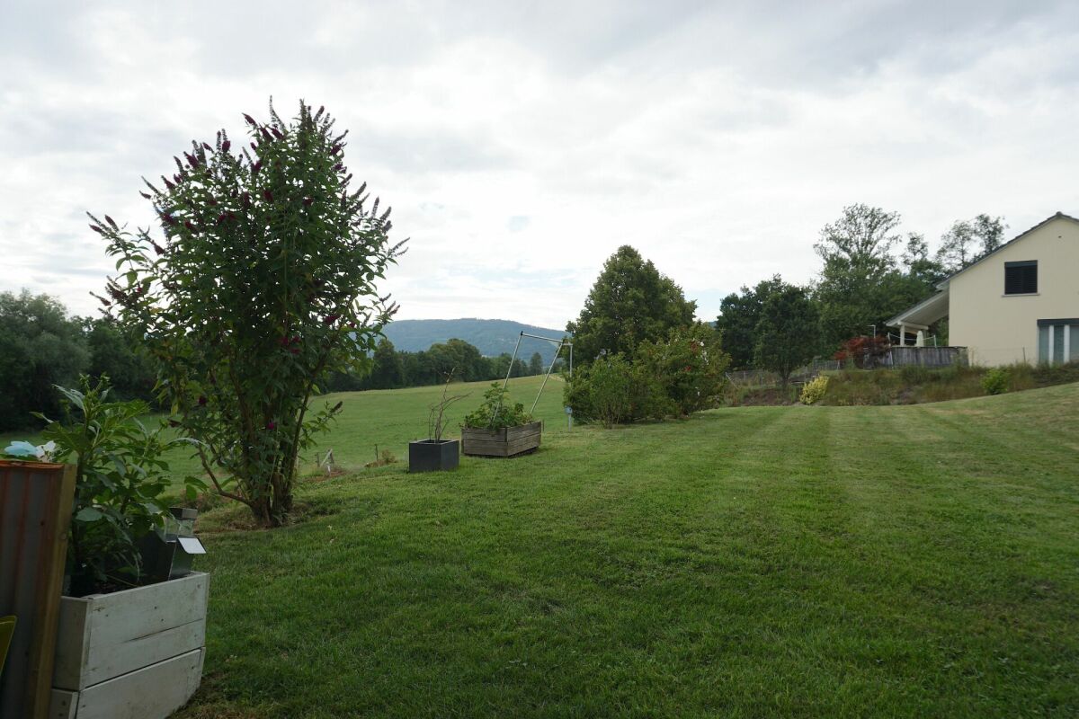 Ländlicher Garten mit Haus und Fernblick