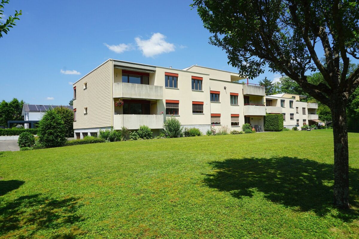 Mehrfamilienhaus mit großer Rasenfläche