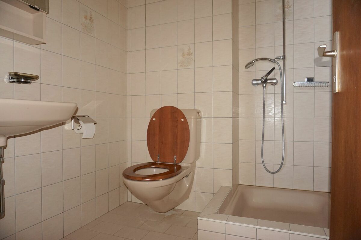 Badezimmer mit Wanne und WC