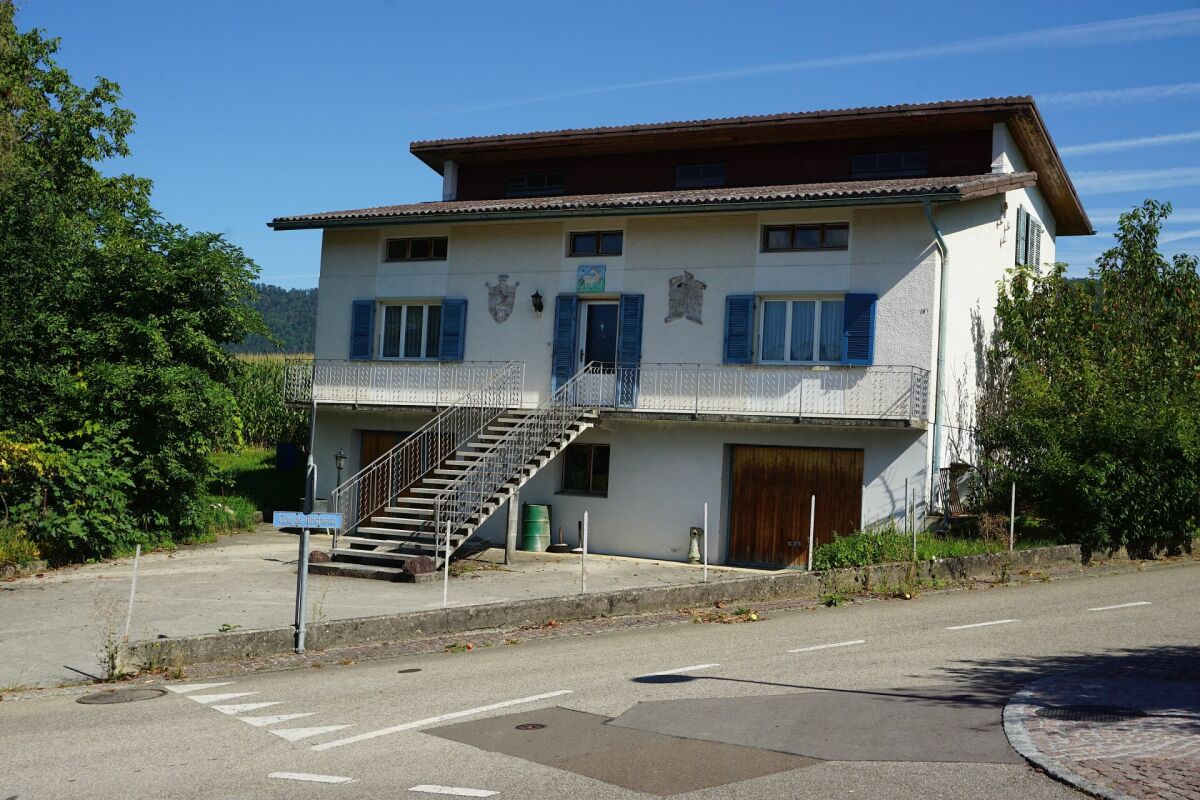 Einfamilienhaus mit Außentreppe und Balkon