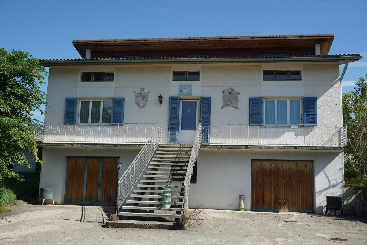 Zweistöckiges Haus mit Außentreppe