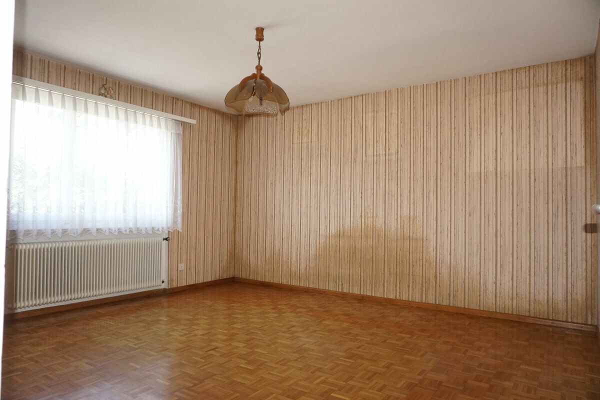 Leerer Wohnraum mit Holzoptik