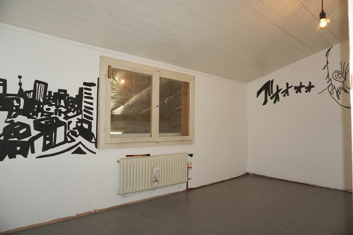 Leerer Innenraum mit bemalter Wand und Heizkörper