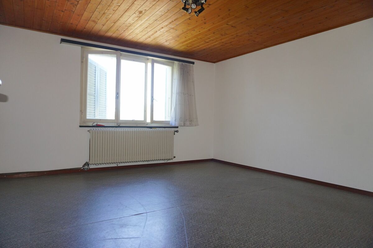 Leerer Wohnraum mit Holzdecke