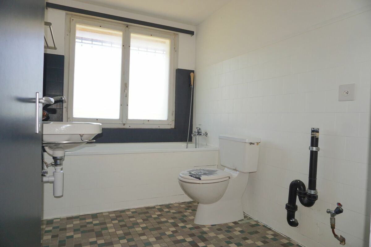Einfache Badezimmeransicht mit WC und Fenster