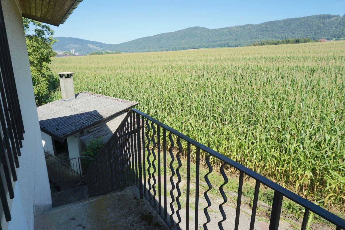 Balkon mit Feld- und Bergblick