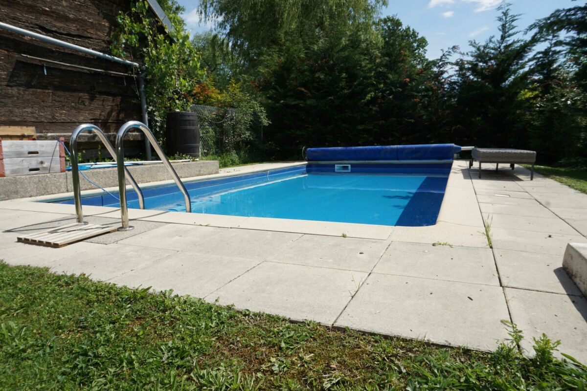 Außenbereich mit Pool