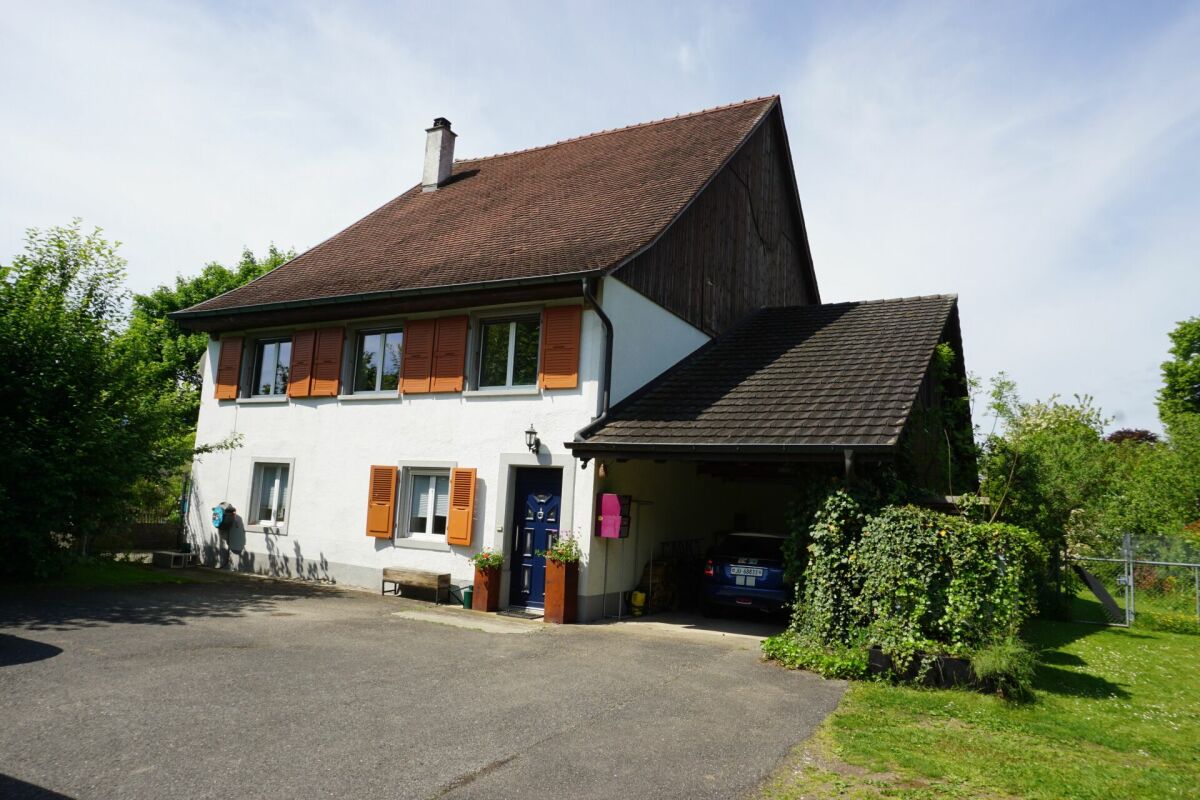 Einfamilienhaus mit Satteldach und Carport