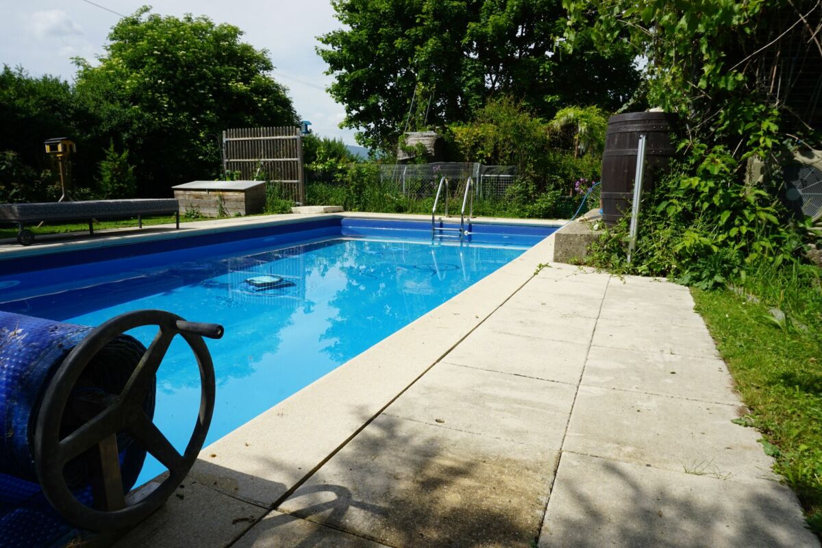 Gartenpool mit Terrasse