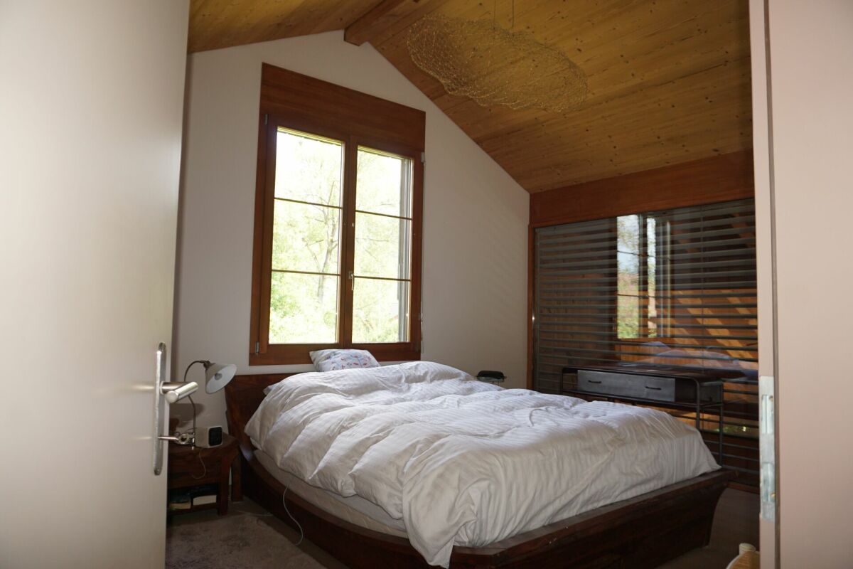 Gemütliches Schlafzimmer mit Holzdecke