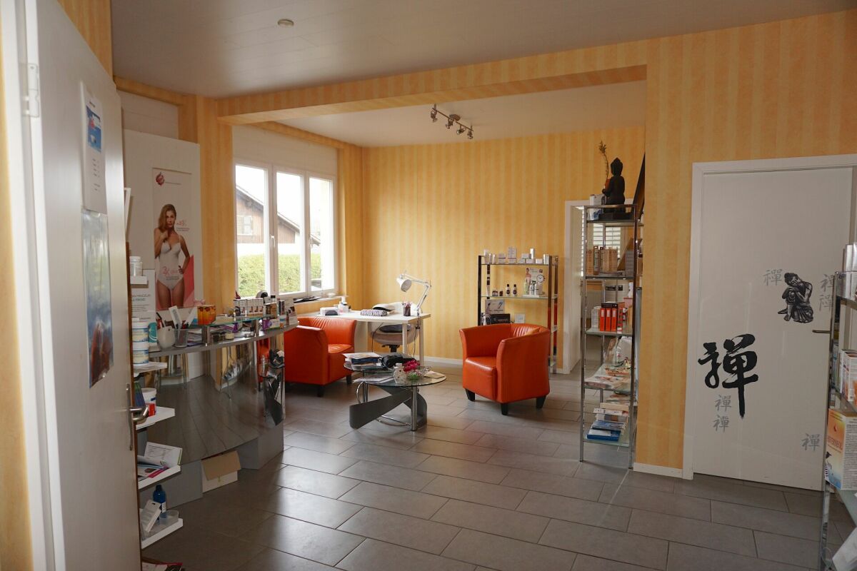 Innenraum mit gelb gestreiften Wänden und orangefarbenen Sesseln