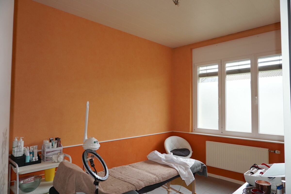 Behandlungsraum mit orangefarbenen Wänden