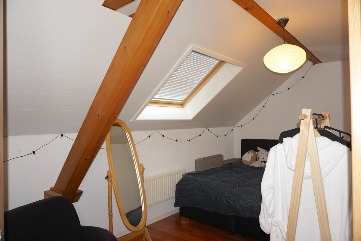Dachgeschoss-Schlafzimmer mit Dachfenster