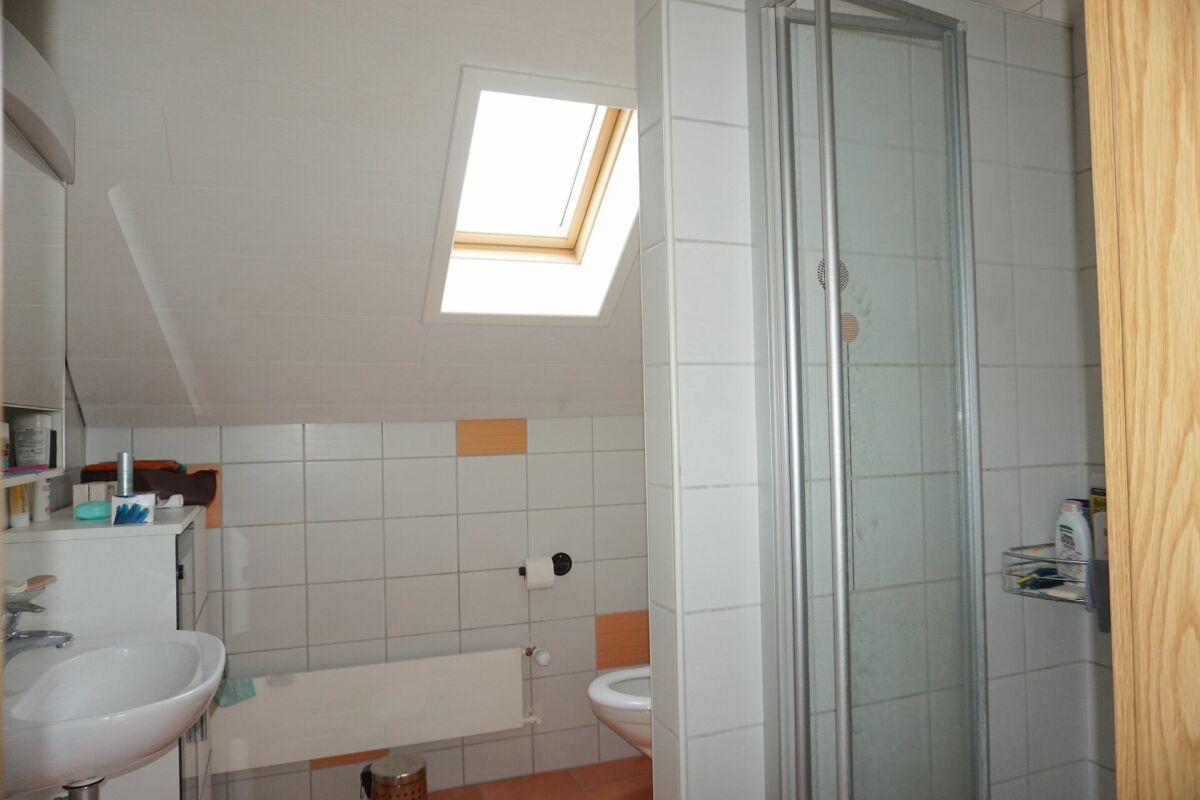 Dachbad mit Dusche und Dachfenster