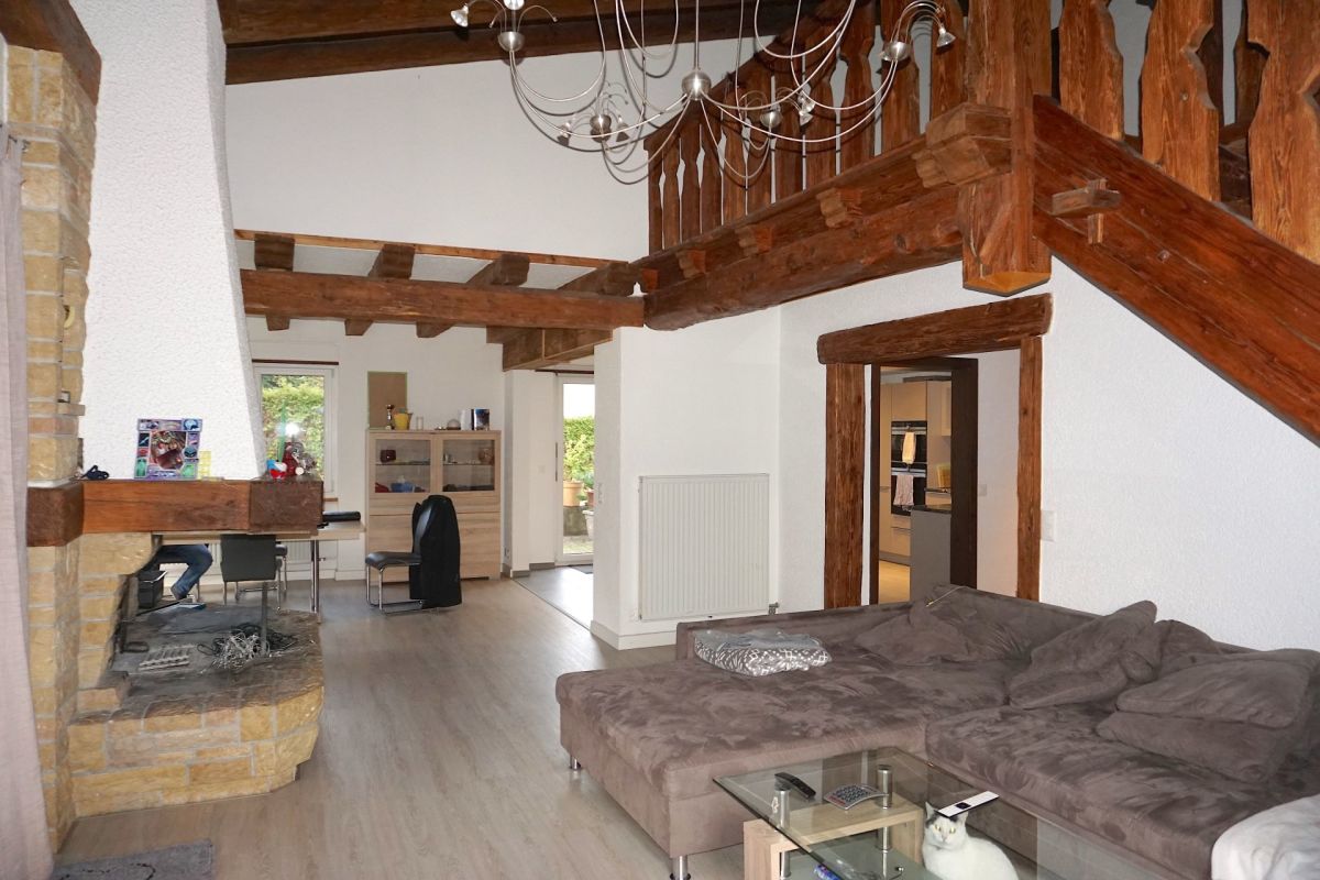 Wohnzimmer mit offenem Essbereich und Galerie