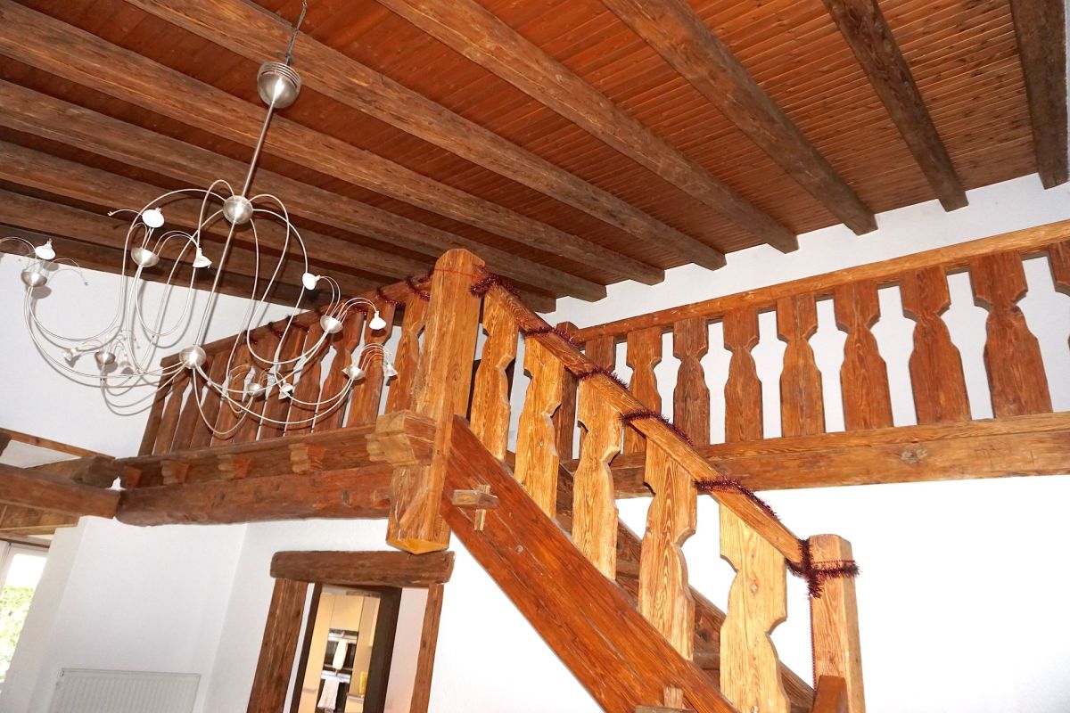 Rustikale Innenansicht mit Holztreppe und Galerie
