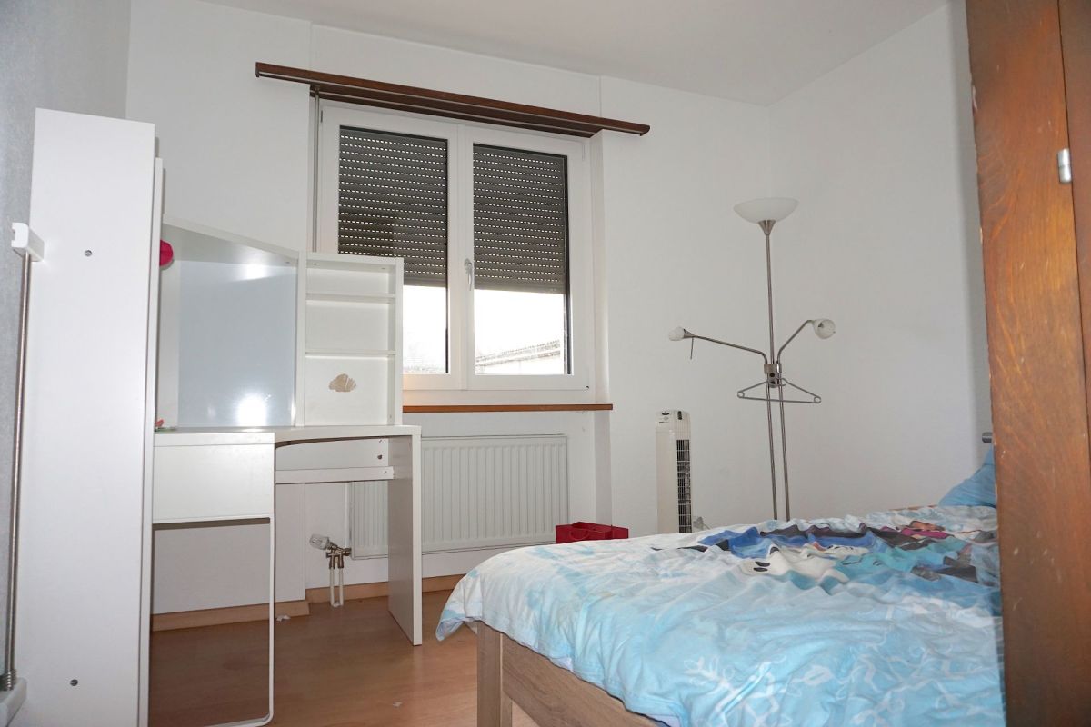 Helles Schlafzimmer mit einfacher Möblierung