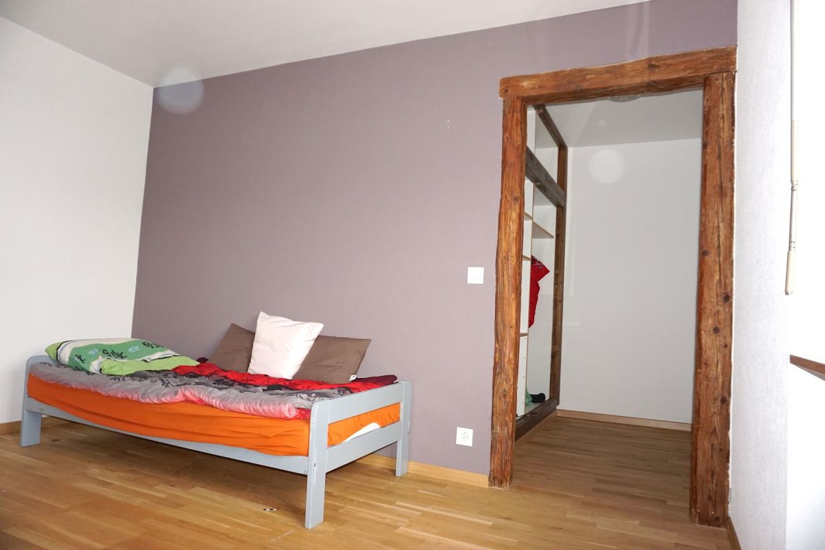 Schlafzimmer mit rustikalem Durchgang
