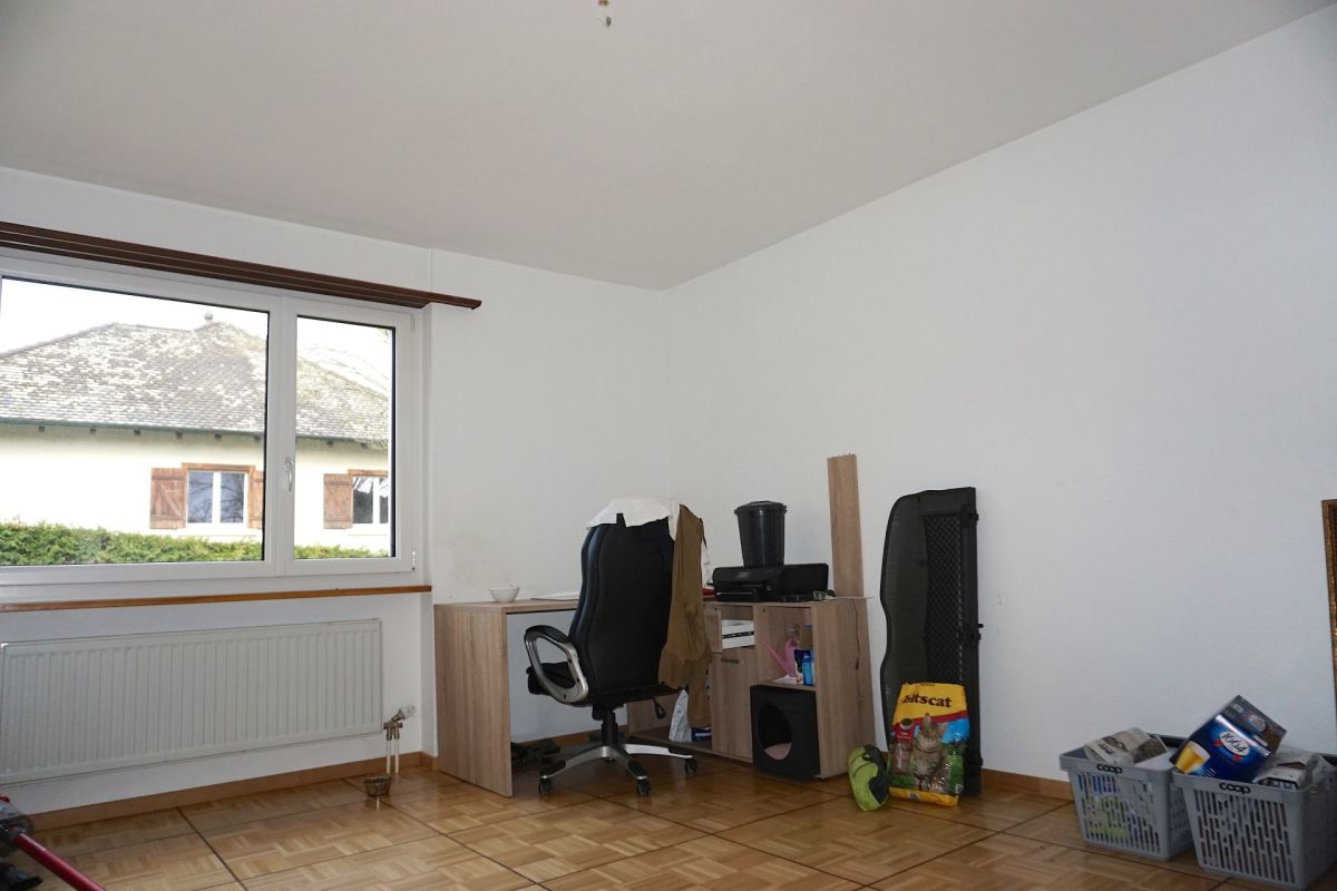Kleines Zimmer mit Arbeitsplatz am Fenster