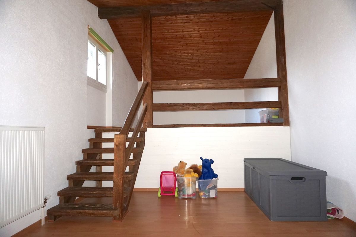 Dachgeschoss-Flur mit Holztreppe