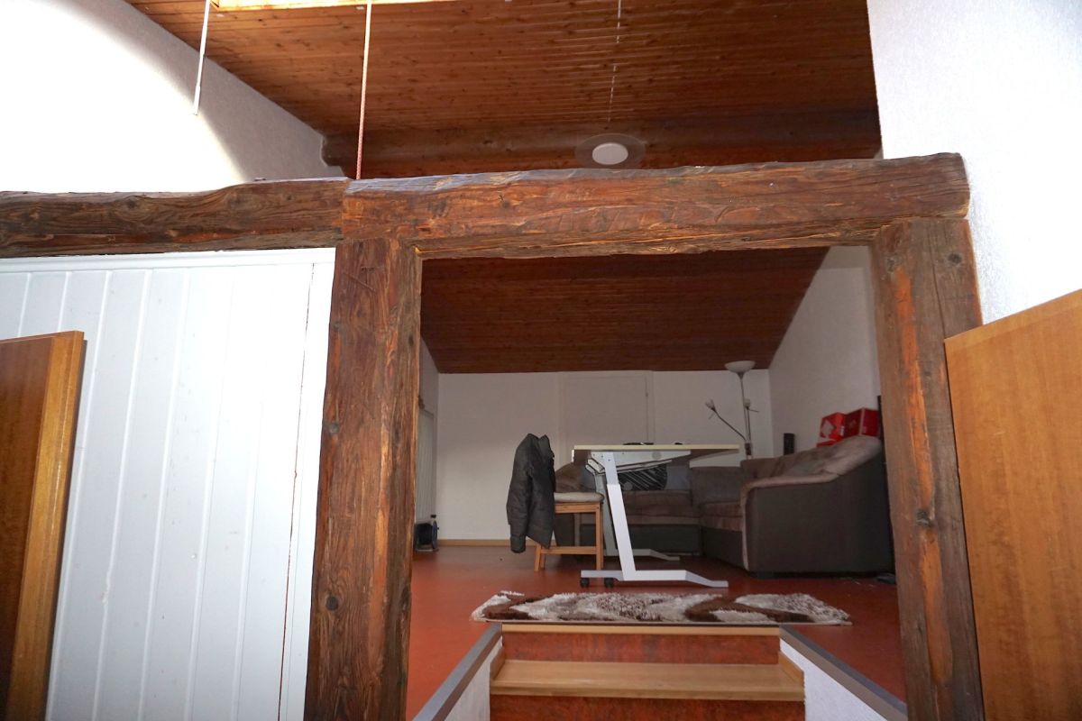 Galerieraum mit Holzdecke und sichtbarem Wohnbereich