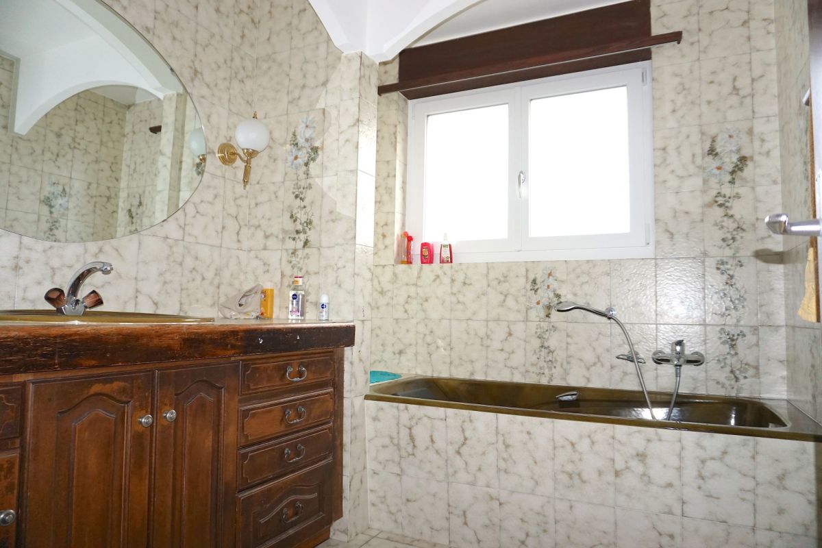 Vintage-Badezimmer mit Wanne und Holzwaschtisch